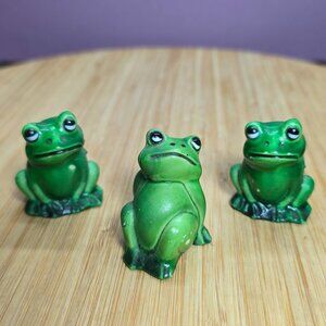Set of 3 Little Plastic Frogs finger puppets / figurines Hong Kong